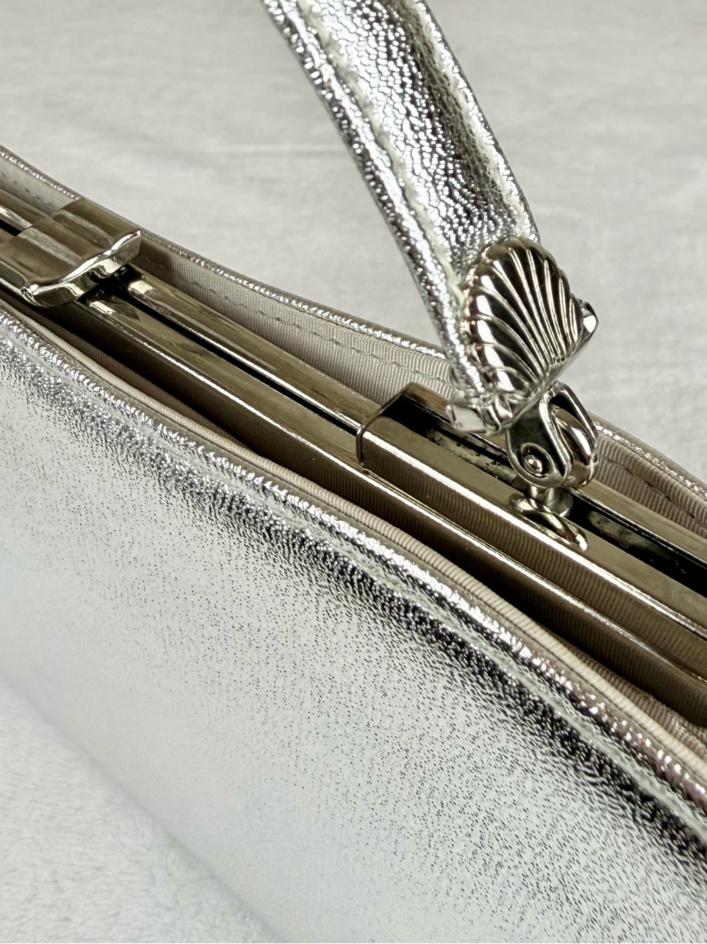 Vintage Ande Silver Metallic Kiss Lock Sliding Handle